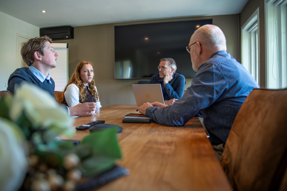 Foto is genomen in een overlegruimte van Quadraat Projectmanagement. Op de foto: Matthias Bouwens, Joëlla Bax, Chris Baggerman en Tjaco van den Berg