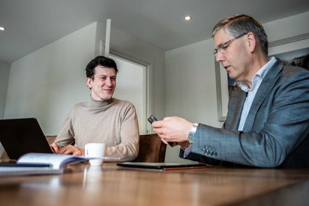 Kees van Dam en Matteo de Visser samen in overleg. Ter illustratie bij de vacature projectmanager duurzame energie