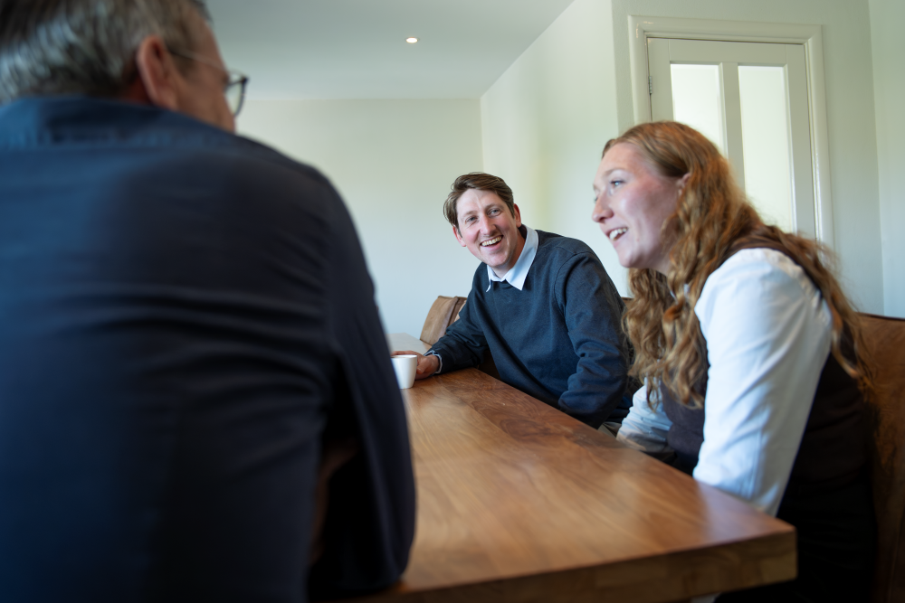 Foto genomen in de overlegruimte van Quadraat Projectmanagement. Op de fot: Mathhias Bouwens en Joëlla Bax