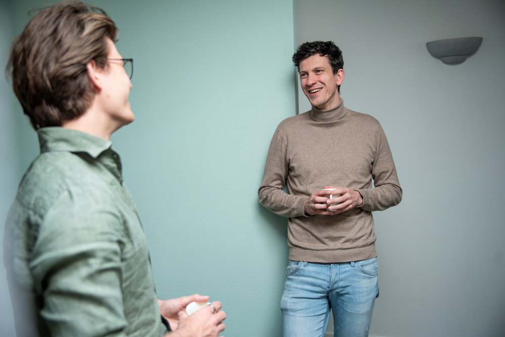 Raunieck Hendriks en Kees van Dam in gesprek. Ter illustratie bij de vacature Projectmanager warmtetransitie gebouwde omgeving